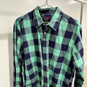 UNTUCKit men’s casual button-down shirt. Size medium